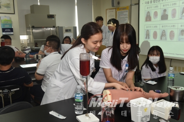 임상병리학과에서 혈액을 채취하는 실습을 진행하고 있는 학생(대구한의대 제공)
